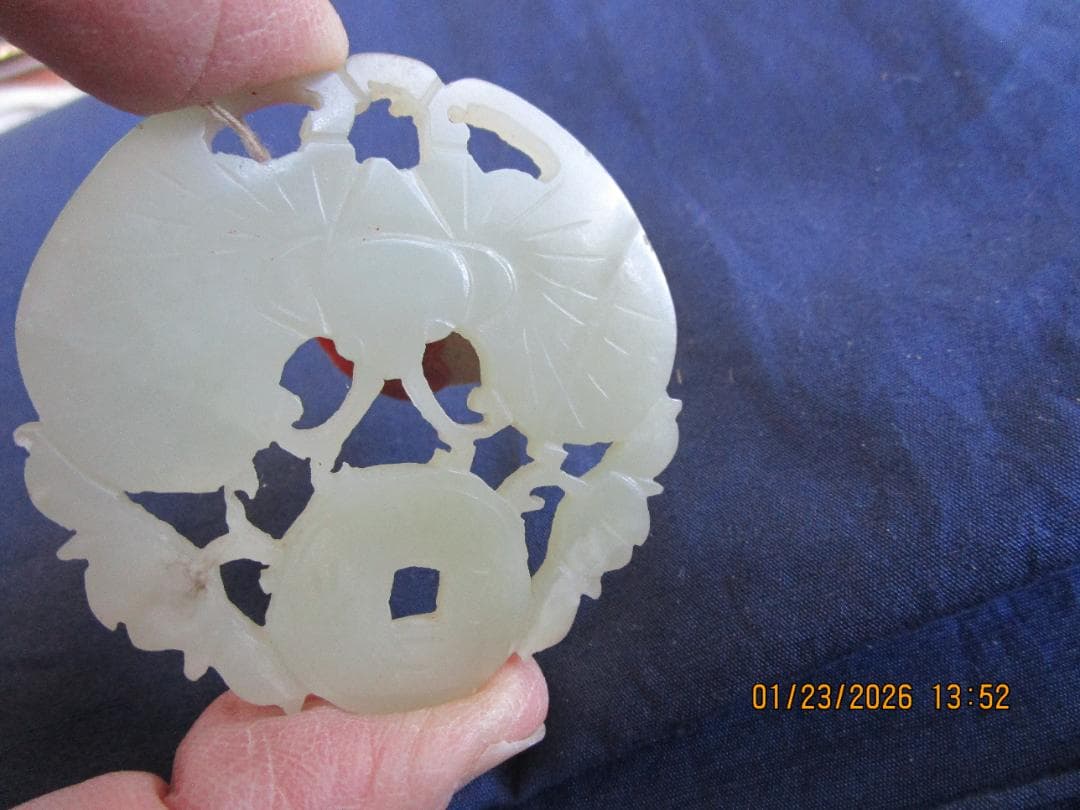 中国　玉　石細工　彫り物　根付　当時の札付き　翡翠【?】 工芸品　細工物　1個