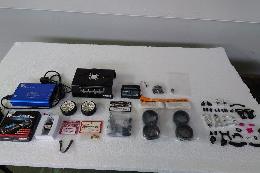 ラジコンカー 「ドリフト用 二輪駆動」 ジャンク品の出品です。