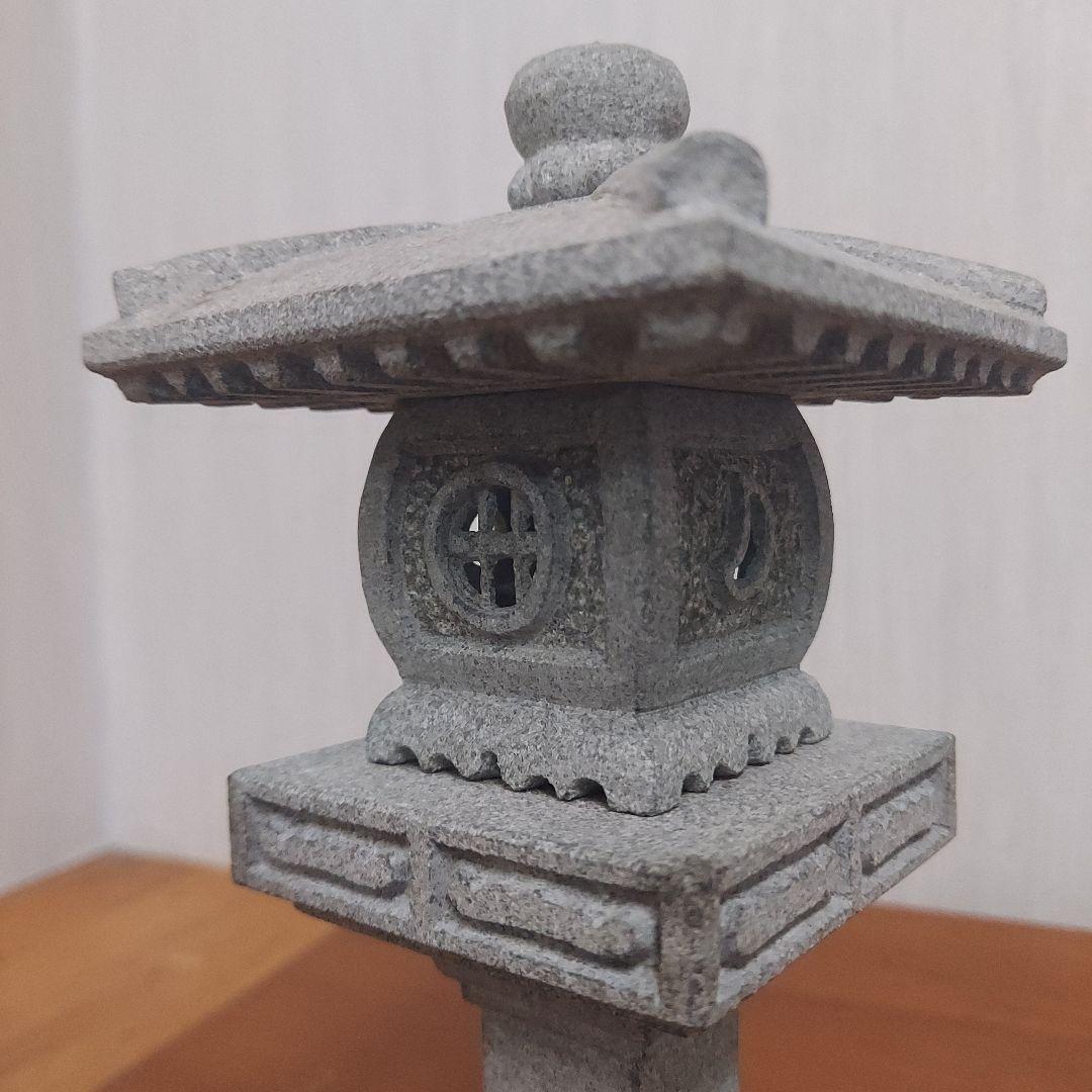 日本の石製燈籠 灰色 25cm