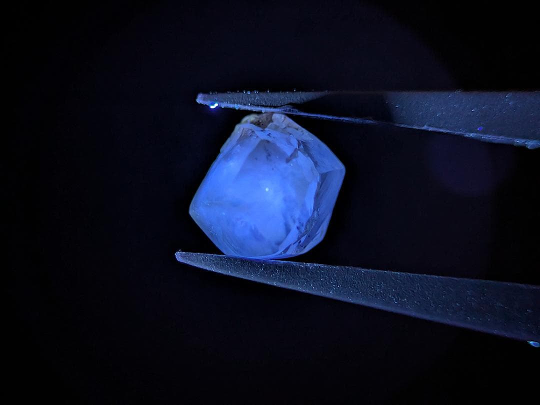 天然ダイヤモンド（蛍光アリ）　1.845カラット