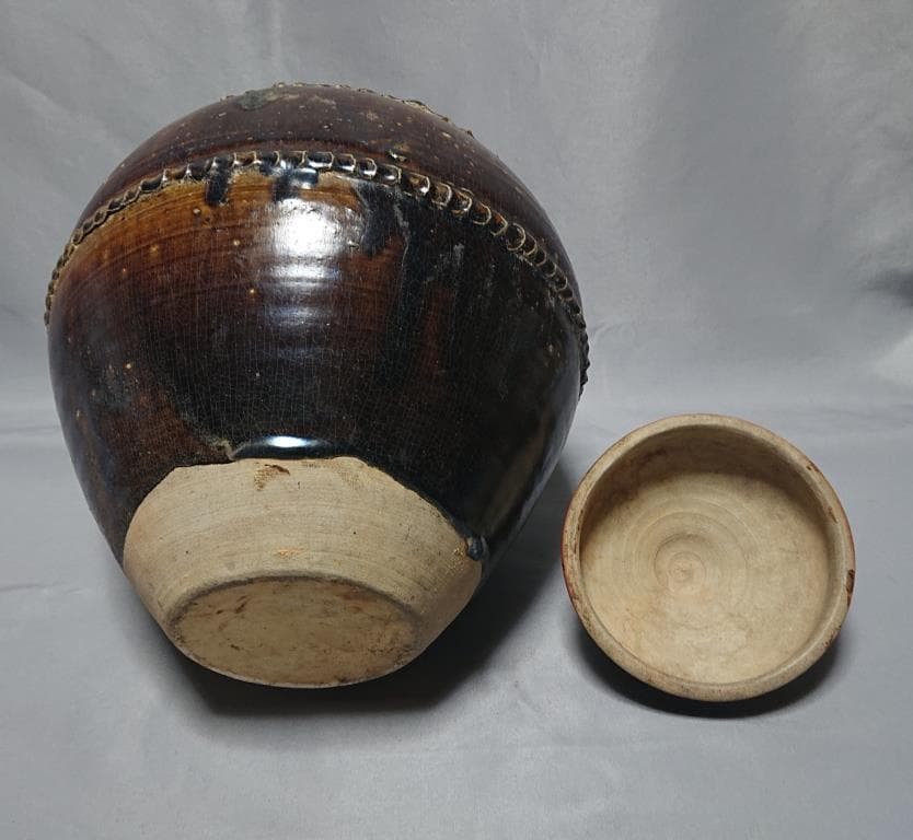 タイ　サンカンペン窯　蓋付き　褐釉壷　15～16世紀　27.2cm