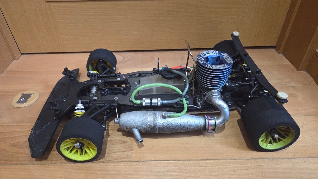 サーパント ベクター エンジンラジコンカー ハチイチ 中古 エンジン付き