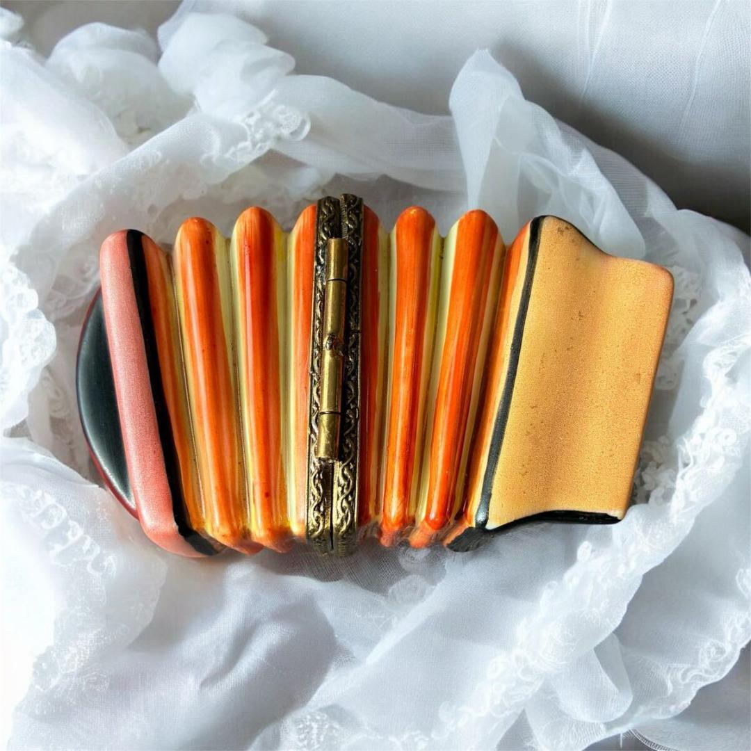 【心弾むアコーディオン】リモージュボックス 希少モチーフ 小物入れ ピルケース