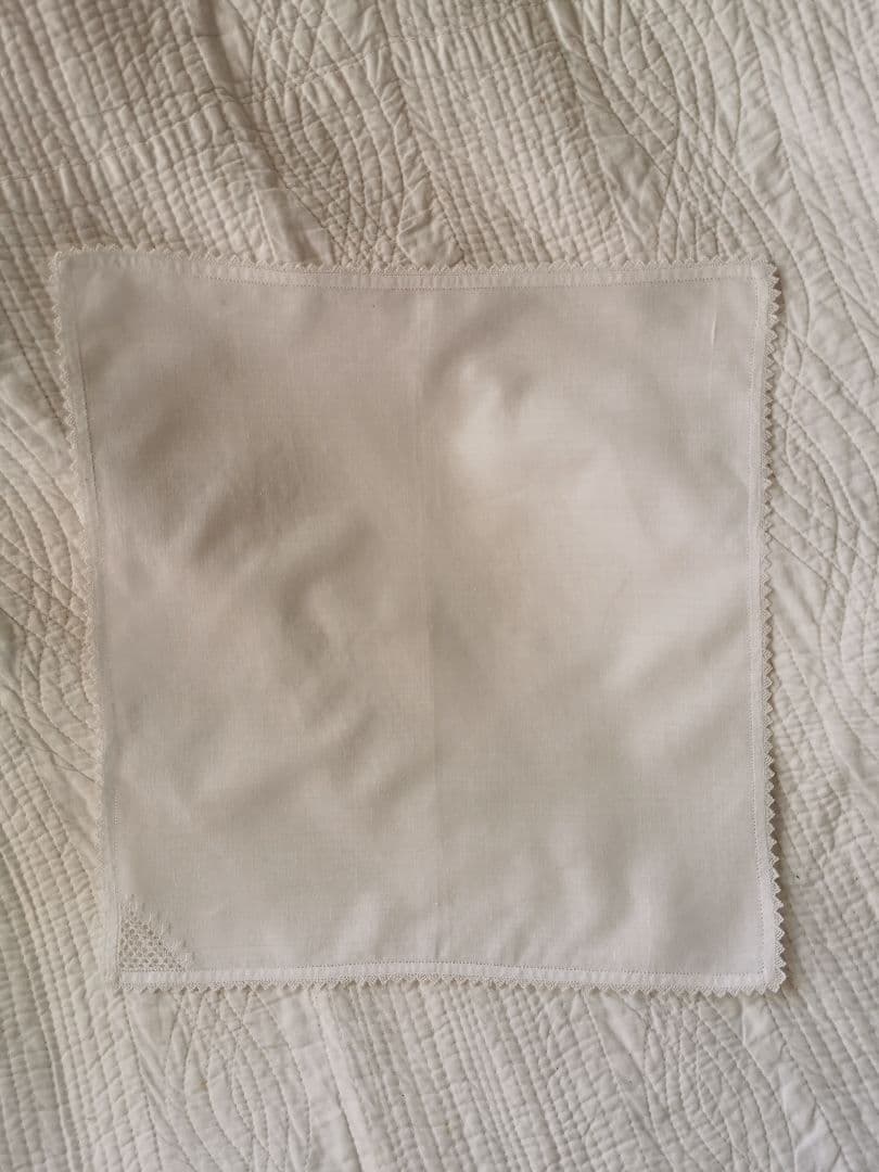 アンティーク 緻密なシュバルム白糸刺繍 繊細なトライアングルフリル ハンカチ β