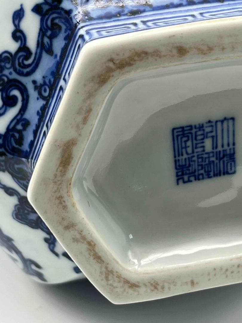 清乾隆時代　【大清乾隆年製】在銘　青花 染付花卉唐草文六方長頸瓶(B-75)