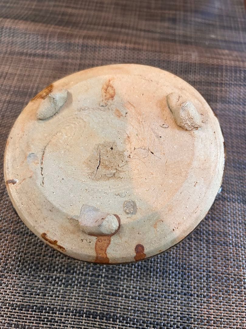 希少　桃山　掘の手（発掘品）菊花紋　織部　三つ足　香炉　飴釉（卯の花釉）