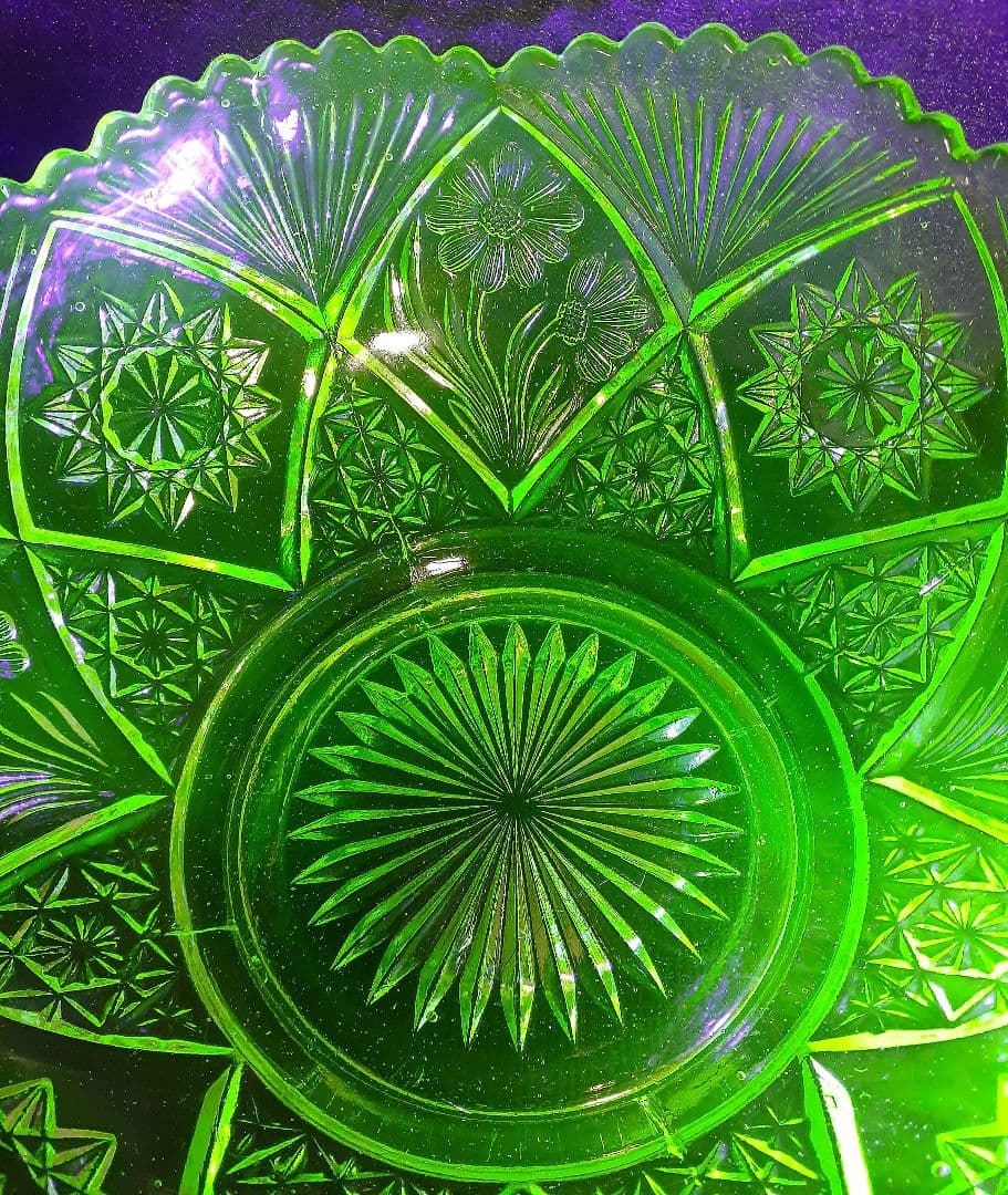 大正時代　古ガラス　【ウランガラス】　花と星文様　輪花口縁鉢　フルーツボール