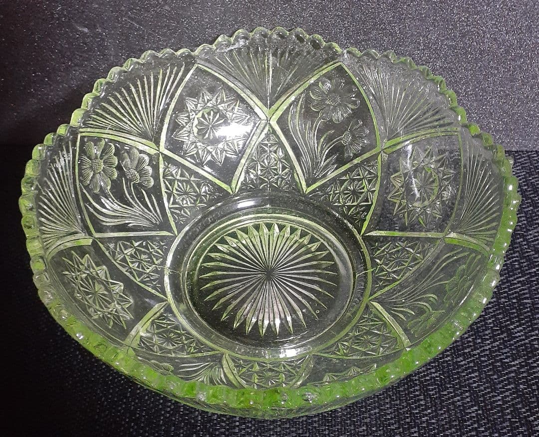 大正時代　古ガラス　【ウランガラス】　花と星文様　輪花口縁鉢　フルーツボール