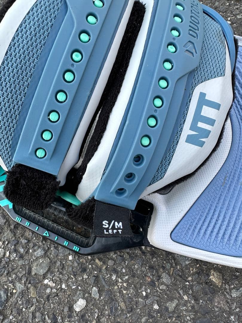 ノースカイトのカイトボード とデュオトーンのストラップ