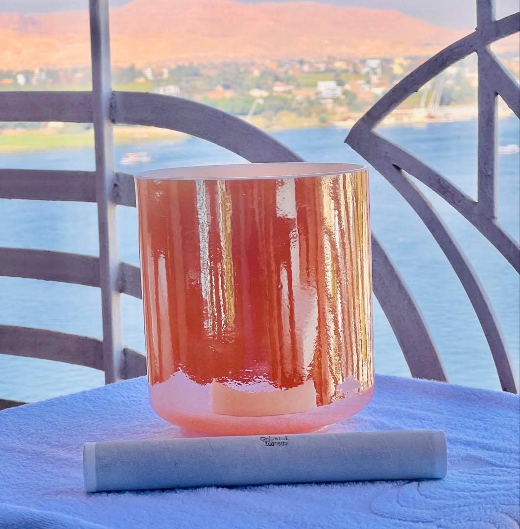 ラフィングブッダAOクリスタルボウルの音色でチャクラのエネルギーバランスを整える