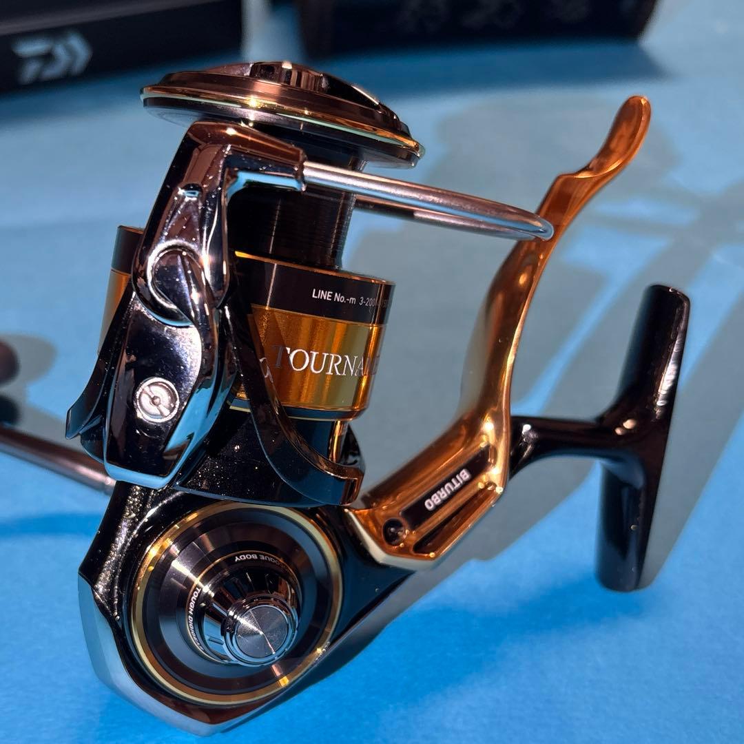 【美品】22トーナメントISO 3000LBD 釣武者リールポーチ付き