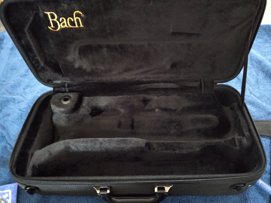 トランペット BACH　ケース・マウスピース・教本付き