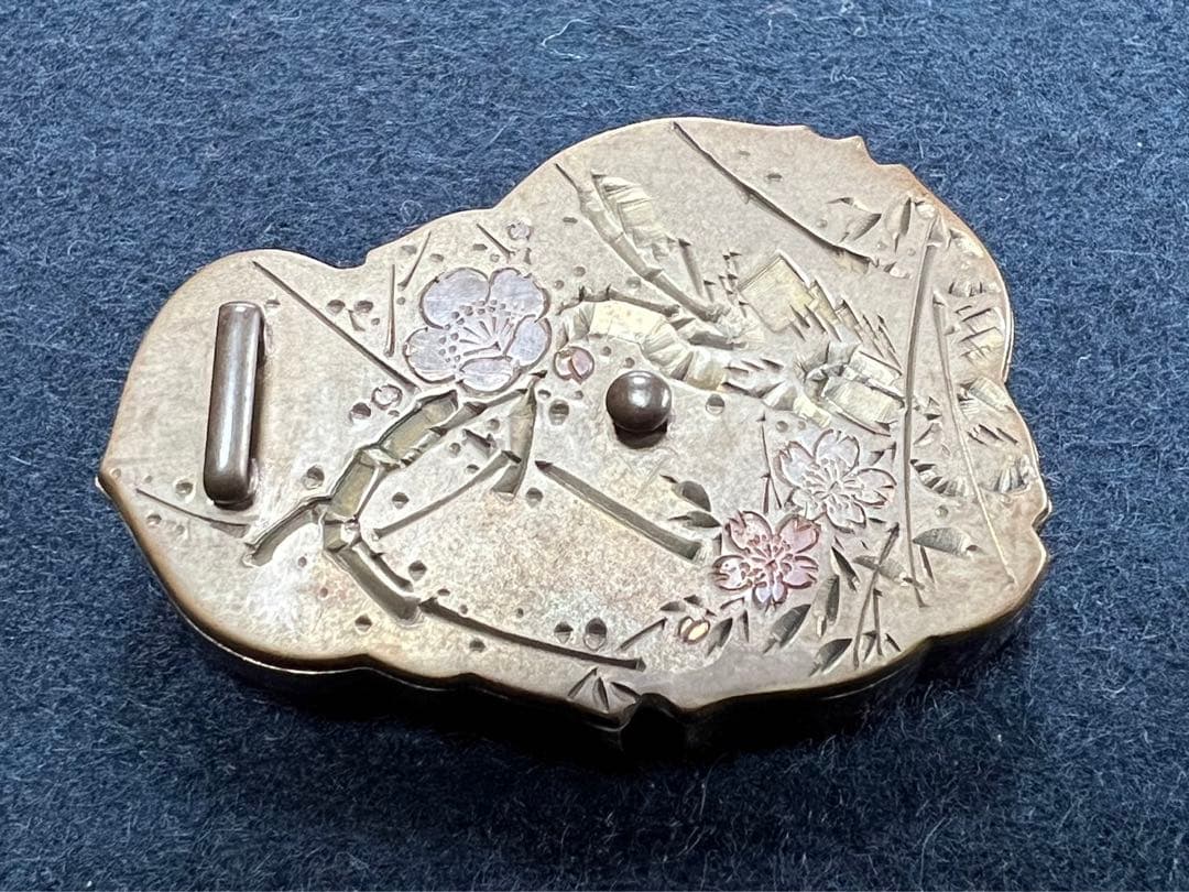 寿勝作　銀製牡丹図帯留　裏/四分一金銀象嵌　約42g