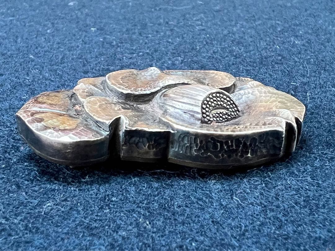 寿勝作　銀製牡丹図帯留　裏/四分一金銀象嵌　約42g