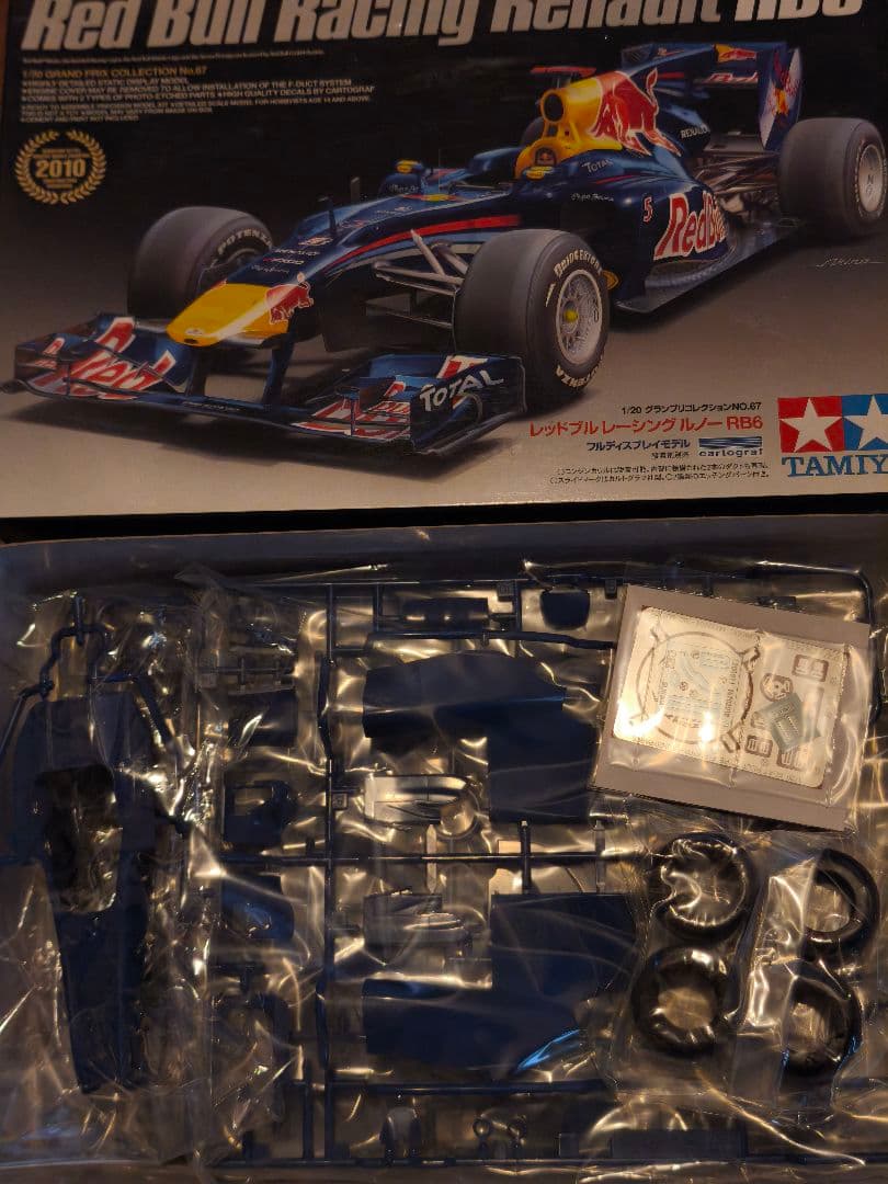 新品未組立 レッドブル レーシング ルノー RB6 1/20スケール F1