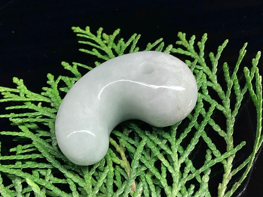 ✳特大　極上勾玉の一言です‼️親方おすすめ　糸魚川翡翠勾玉ジェダイト　鑑定機関書付