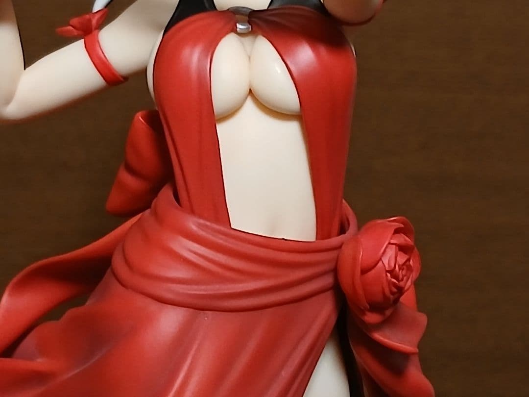 GOD EATEA アリサ 赤いドレス