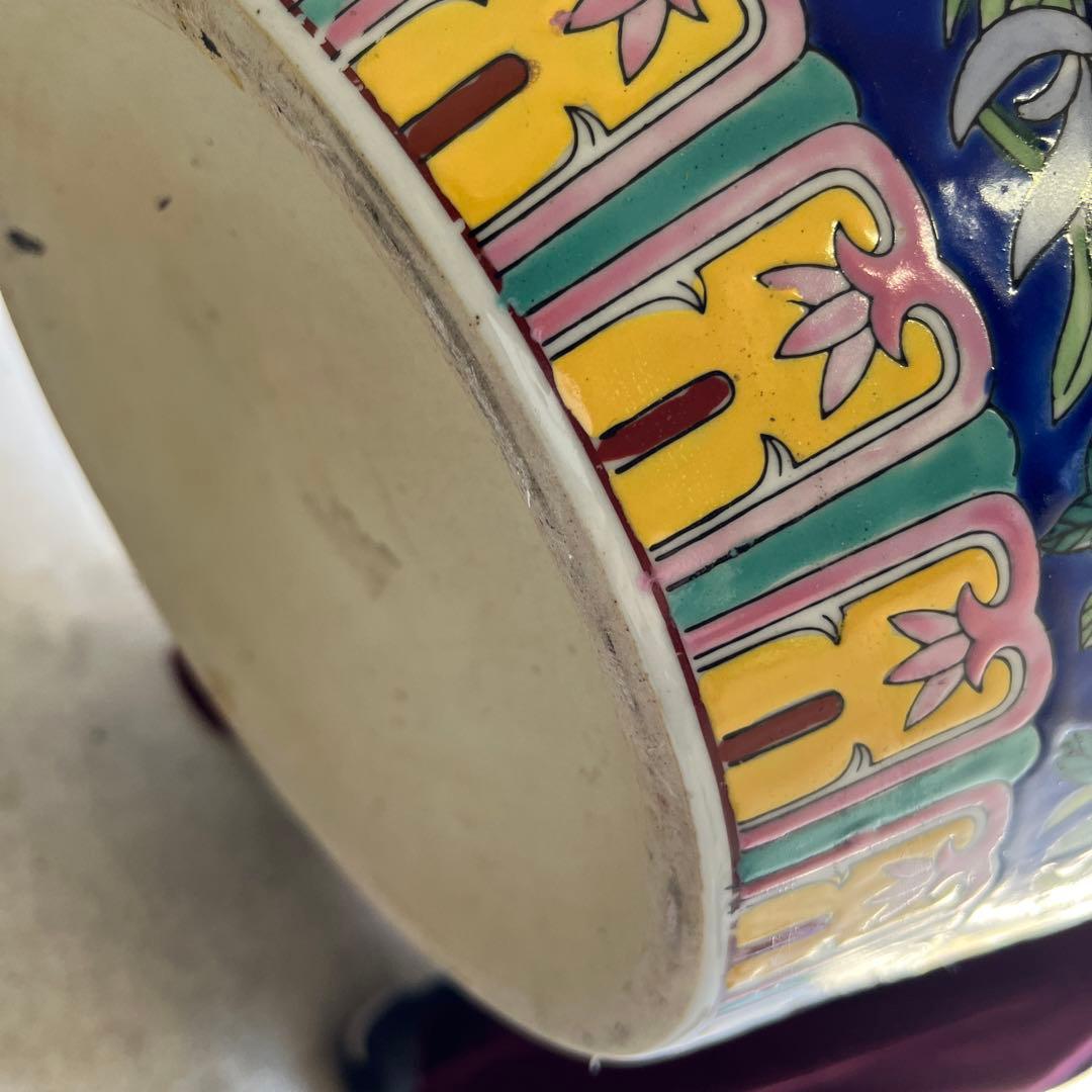 最終処伊万里金魚が泳ぐ絵柄十錦手火鉢大睡蓮鉢金魚鉢　カラフルな色合いと絵柄の良さ