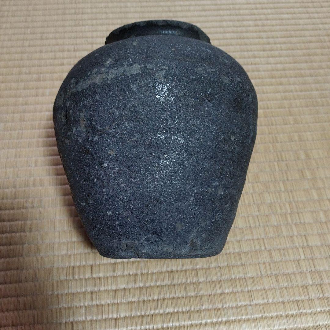 壺（鎌倉時代初期、発掘品）　黒い陶器の壺 約15cm　（破片以外は入手不可能）