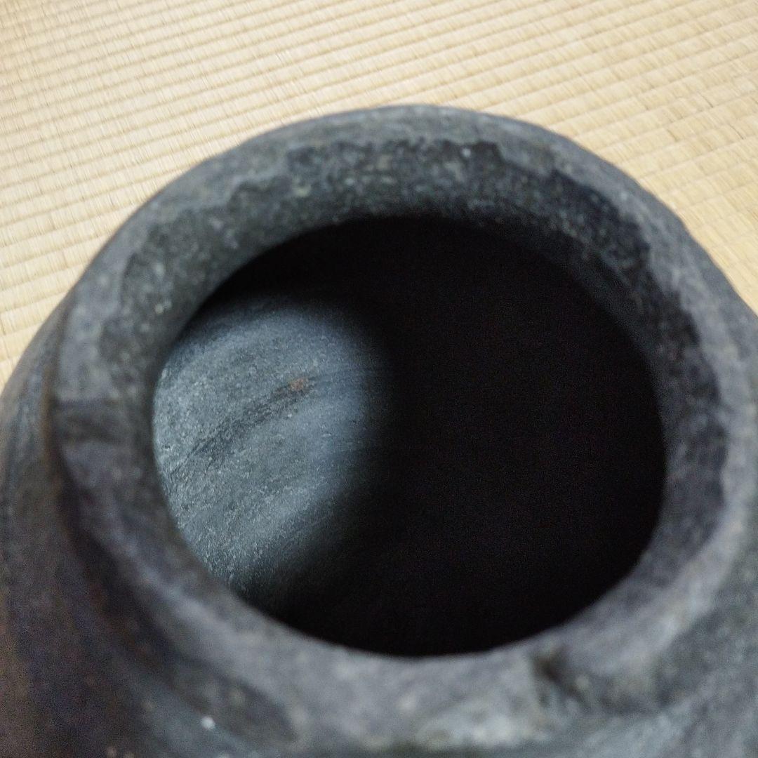 壺（鎌倉時代初期、発掘品）　黒い陶器の壺 約15cm　（破片以外は入手不可能）