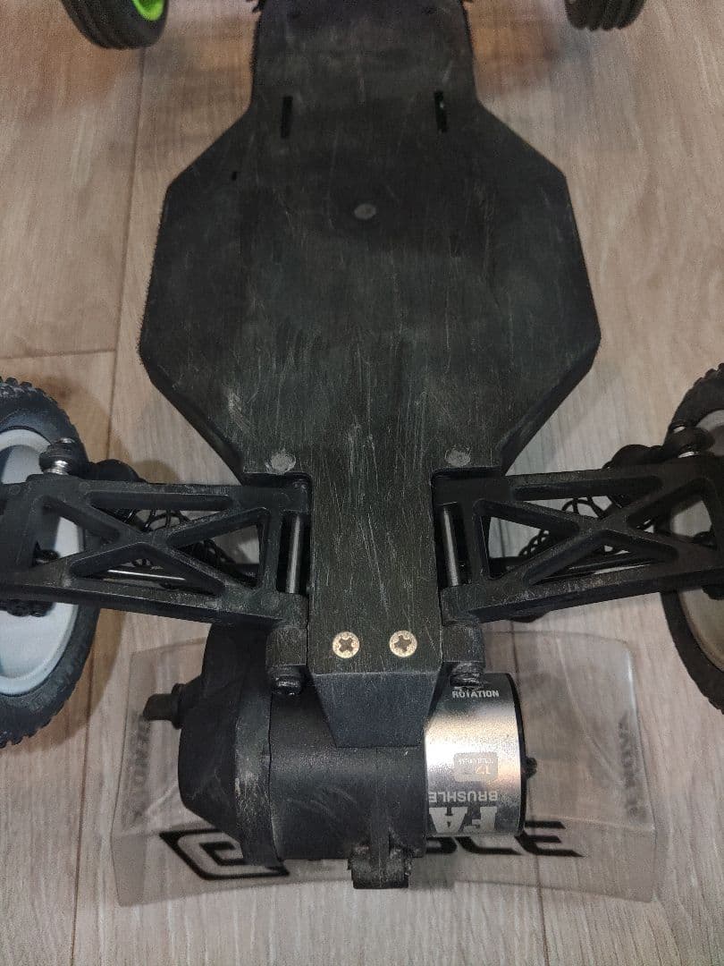 GENOVA 1/10スケール電動RCカー