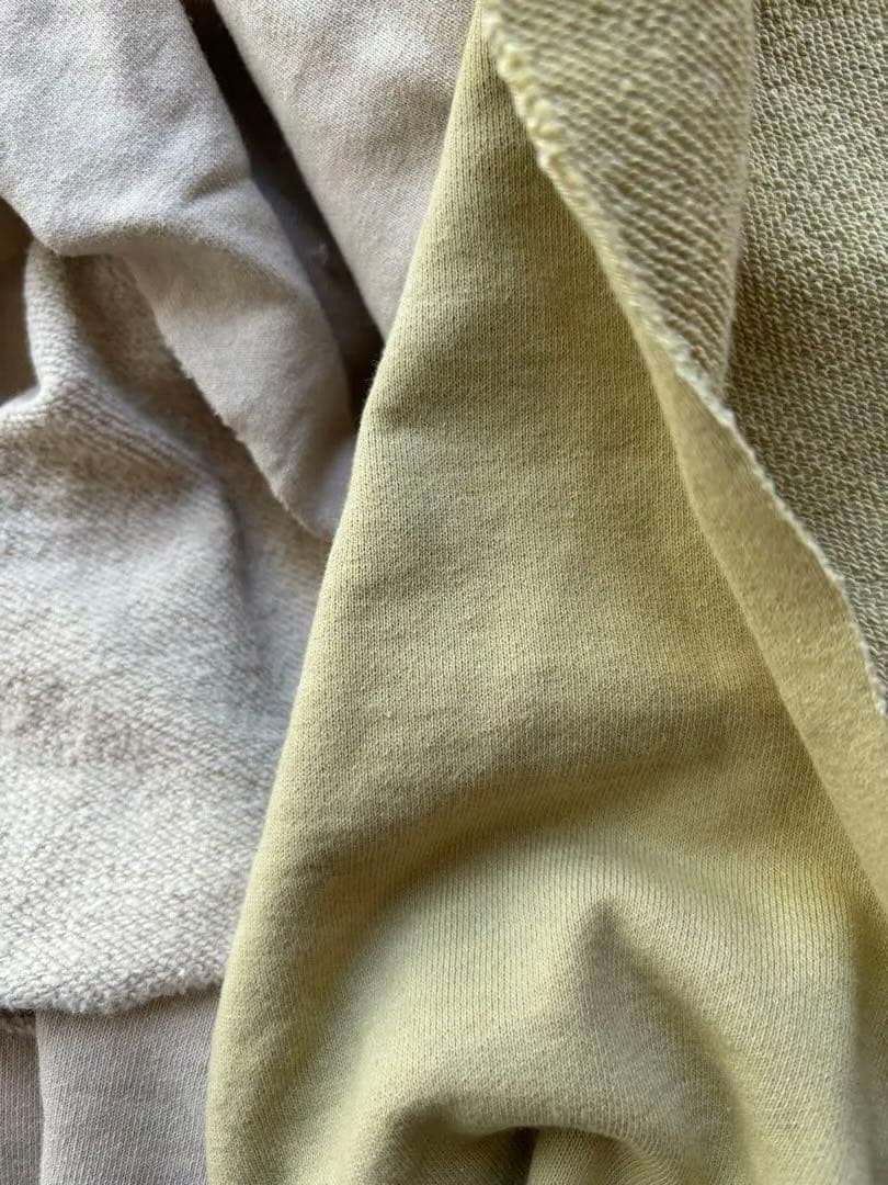 白、ベージュ、カーキ系