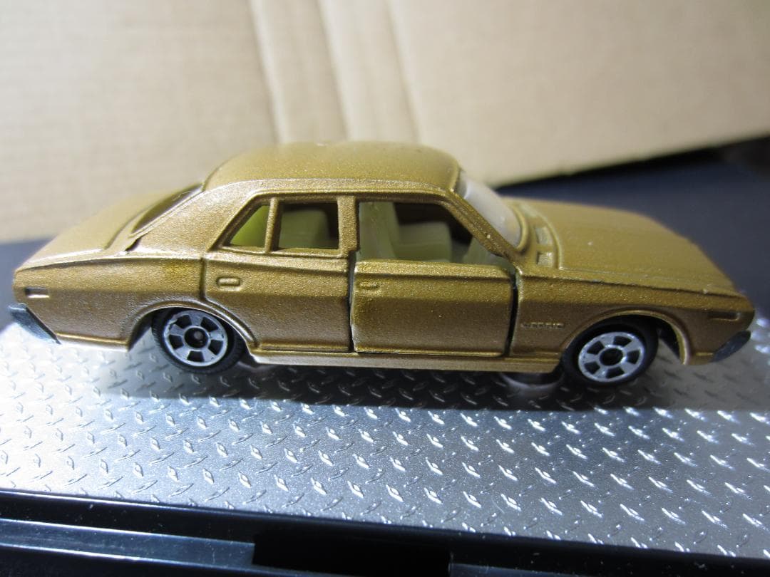 【香港tomica】／230型日産セドリック4ドアセダンゴールドメタ／黒箱トミカ