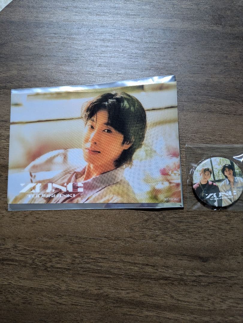 東方神起正官庄ザクロホンサム懸賞当選品卓上時計＋ZONEクリアカード、缶バッジ