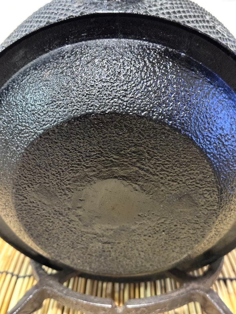 未使用品　成龍堂鋳造所 日本伝統工芸士 及川　齋（齋峰)造２２型アラレ　南部鉄瓶