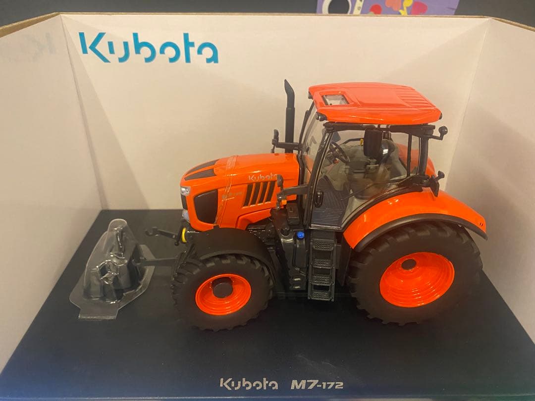 Kubota M7-172 トラクター 1/32スケール　農機具　クボタ
