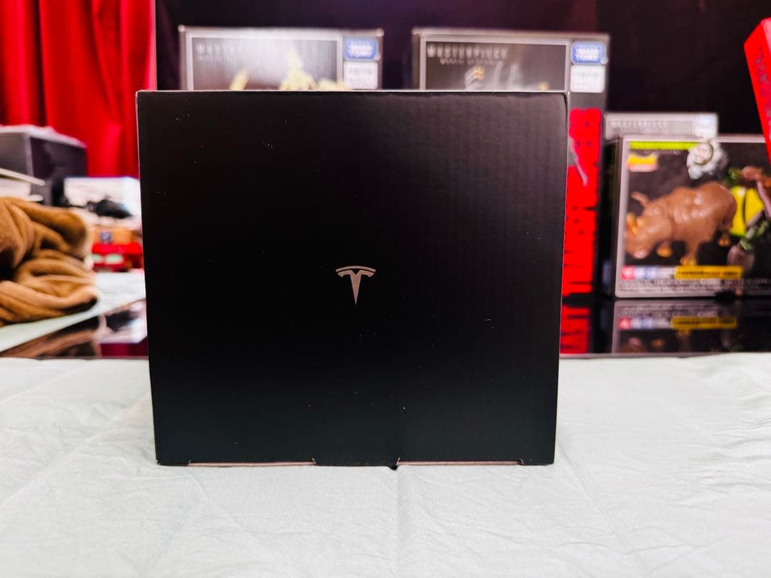 テスラ Tesla Cybertruck 1:18スケール ダイキャスト 新品