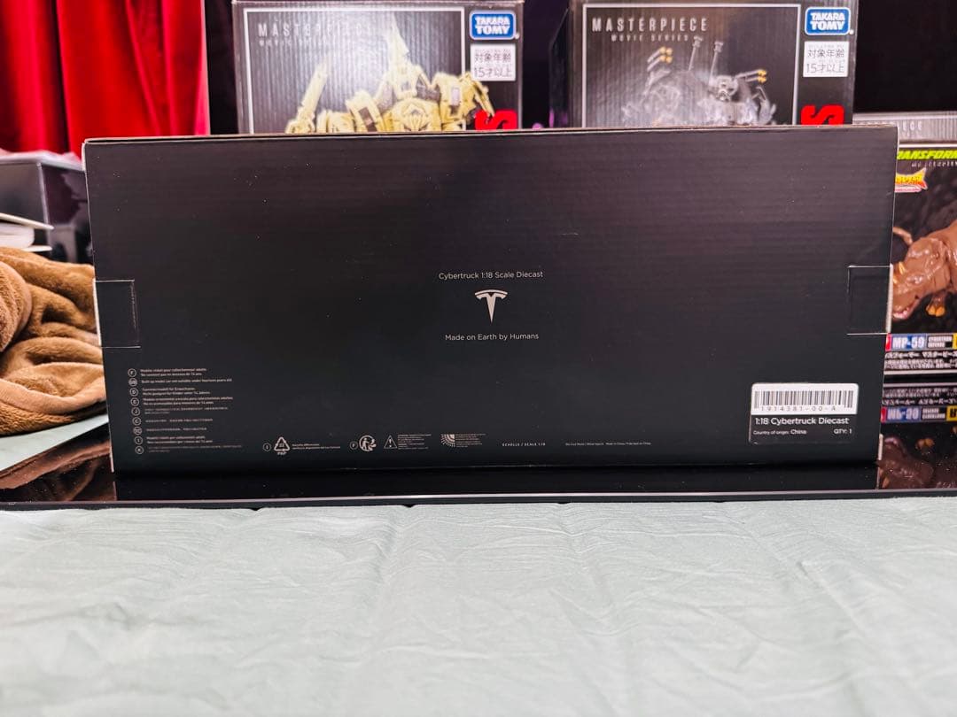 テスラ Tesla Cybertruck 1:18スケール ダイキャスト 新品