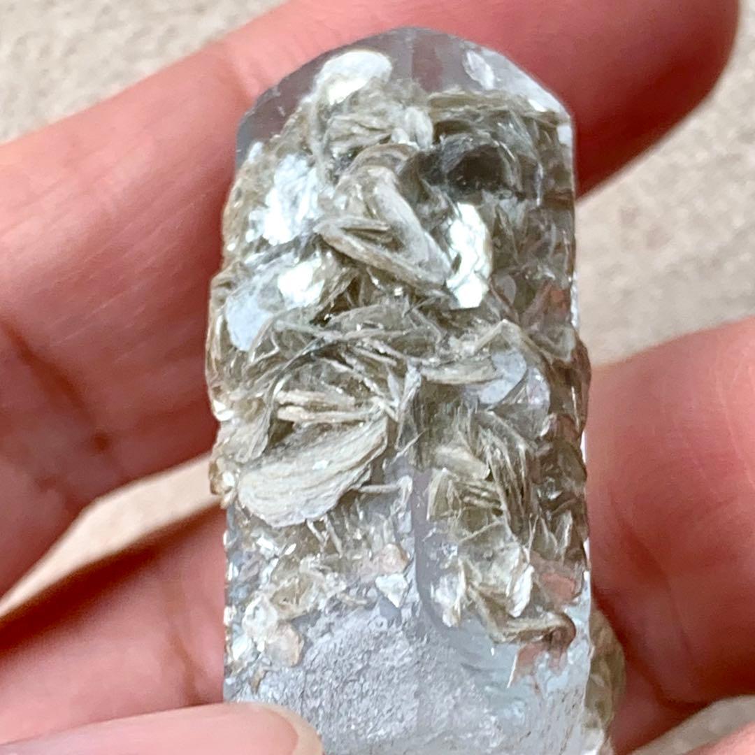 透明感と存在感あるアクアマリン柱状標本/モスコバイト付き