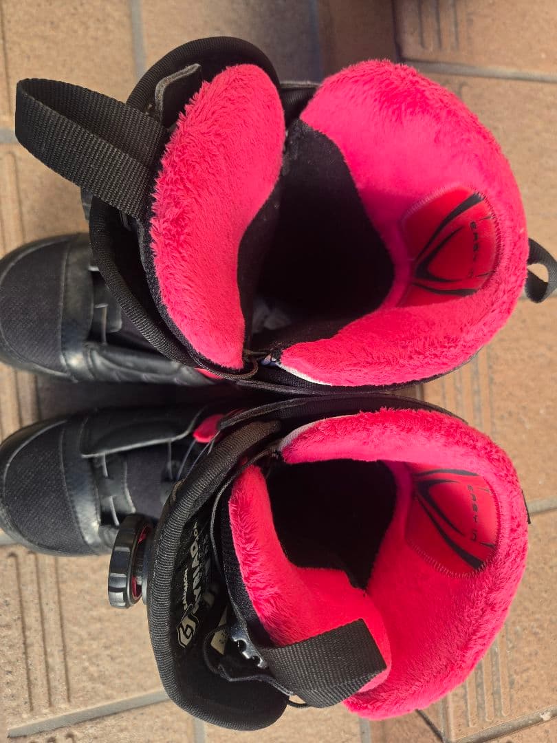 SALOMON 女性用スノーボードブーツ ブラック/ピンク