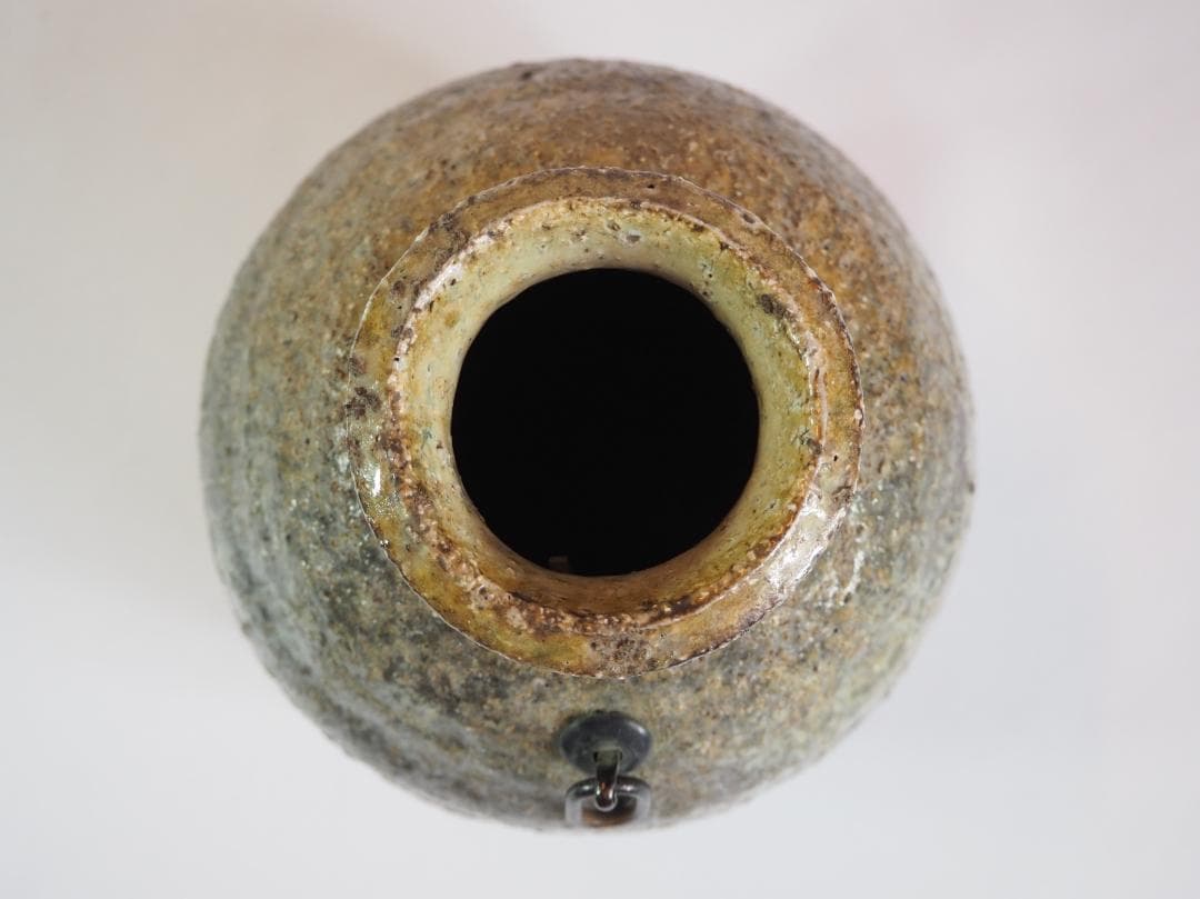 14代坂倉新兵衛造『萩焼うづくまる灰被掛花入』（共箱）