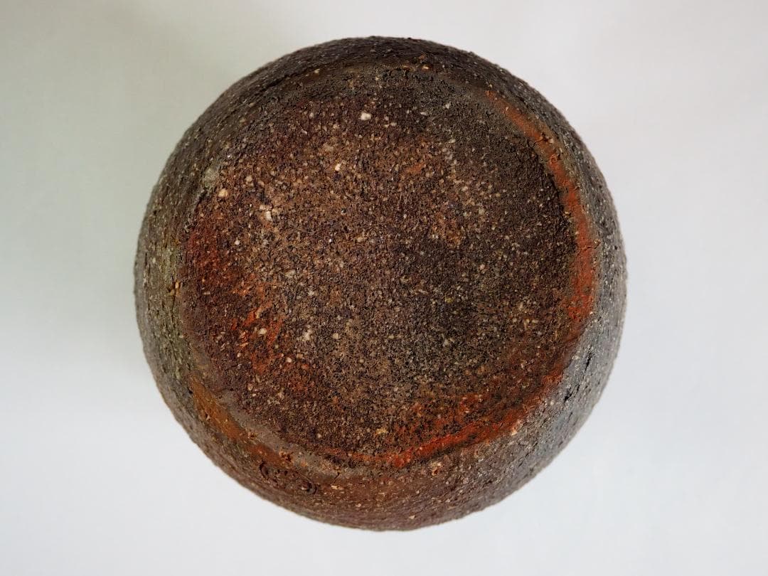 14代坂倉新兵衛造『萩焼うづくまる灰被掛花入』（共箱）