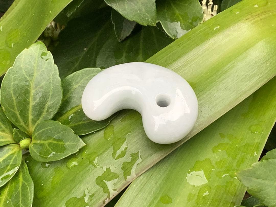 ✳神からの授かり　糸魚川翡翠勾玉　濃いめの白肌　機械鑑定書付の極上品質‼️