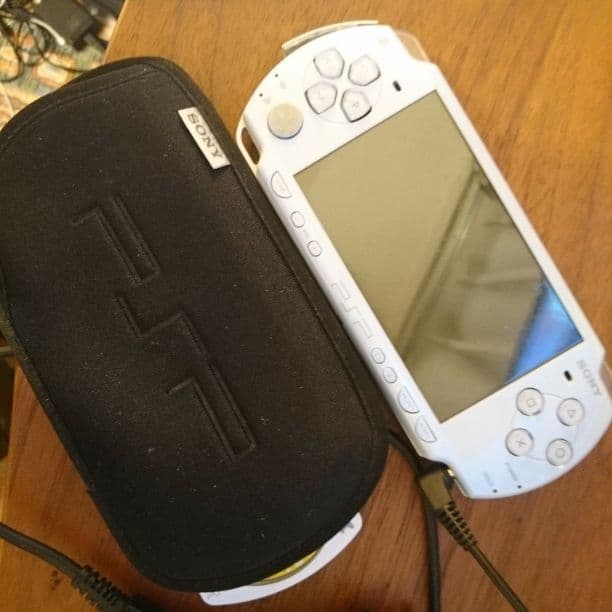 PSP2000 ソフト×2 メモリースティック 充電器 ケース付