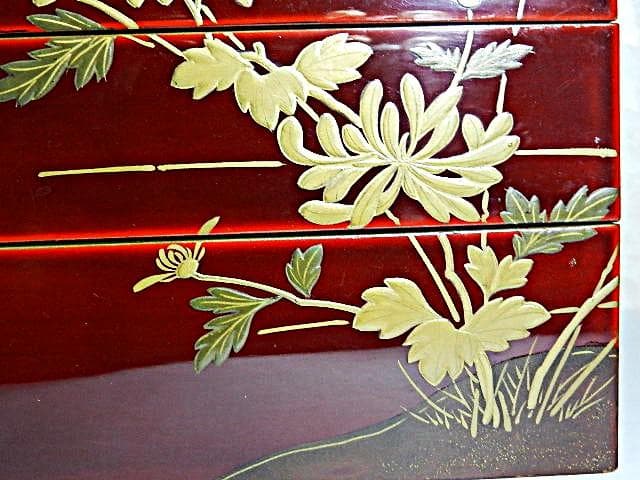 年代物の蓋付き四段重ね蒔絵菓子箪笥（蜻蛉蝶・牡丹菊蒔絵）