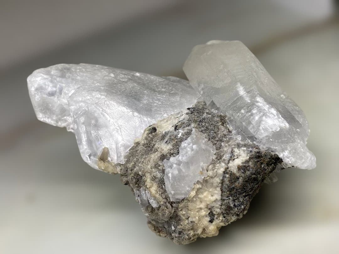 T1040-1虹入りセレナイト原石クラスター　ザンビア産　天然石　レア鉱物　浄化