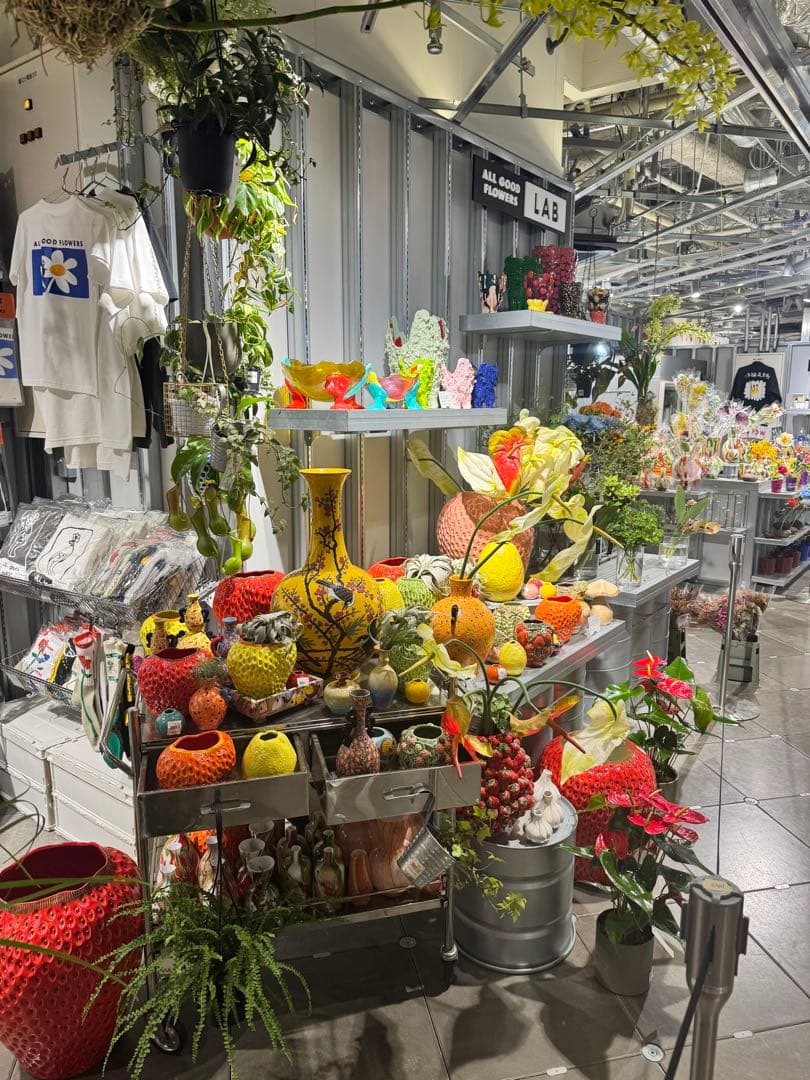 (39) 美しい東洋陶器の床置き花瓶。桜と鳥が描かれ彫刻されています。