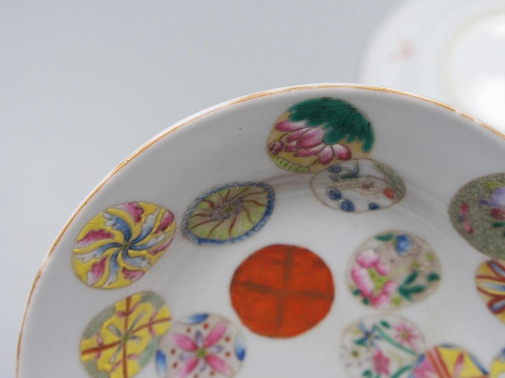 【瓷】　★ 瓷器 粉彩皮球花紋折沿盤 ★　清朝期　花卉 果物 手描文様　明清磁器