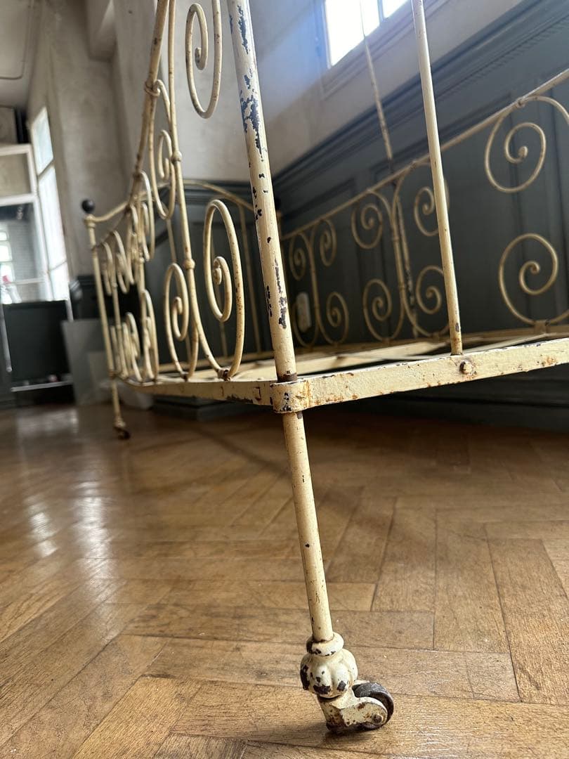 【蚤の市】ベビーベット　アイアン製クリーム色ベッドフレーム　フランス