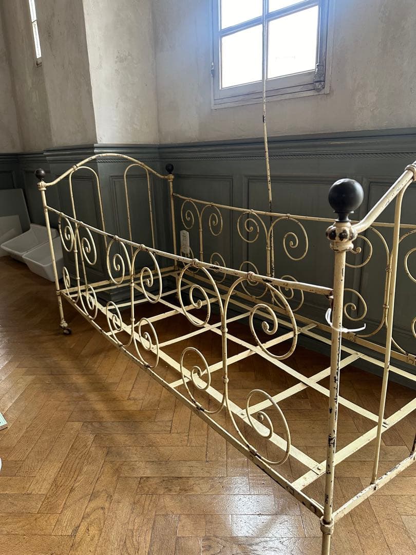 【蚤の市】ベビーベット　アイアン製クリーム色ベッドフレーム　フランス