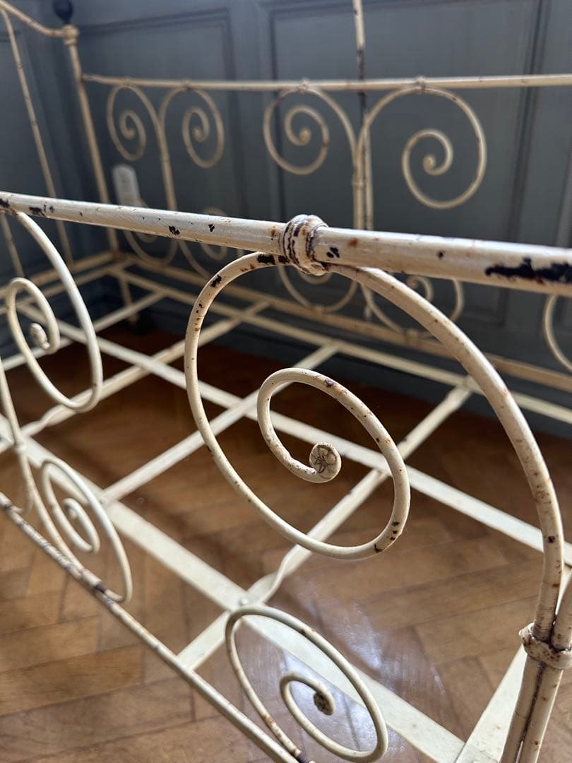 【蚤の市】ベビーベット　アイアン製クリーム色ベッドフレーム　フランス