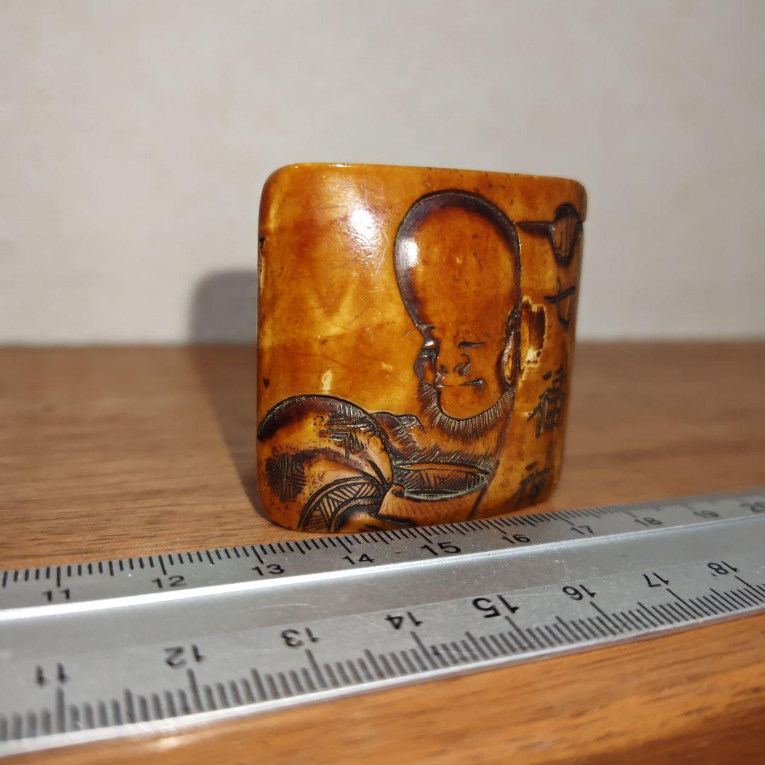 時代提物 七福神根付 天然素材【福禄寿】高さ約4.3cm 重さ約36ｇ 裏面 松