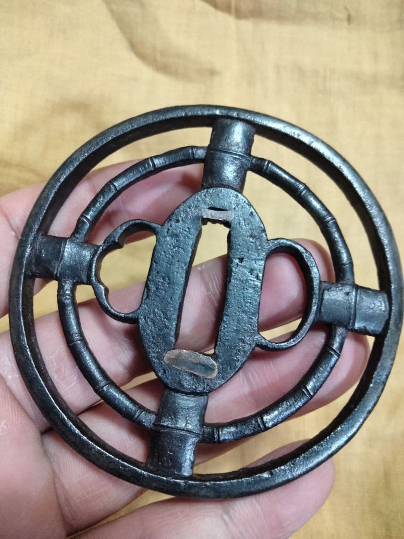 鉄地大鍔　鐔　(尾張　竹輪透かし)　室町〜江戸時代　箱付き