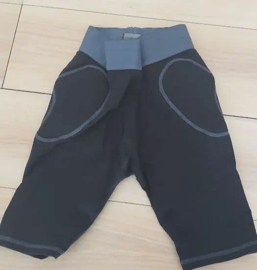 NIKITA ジュニアスノーボードウェアセット（WH/BK）+セーフティーパッド