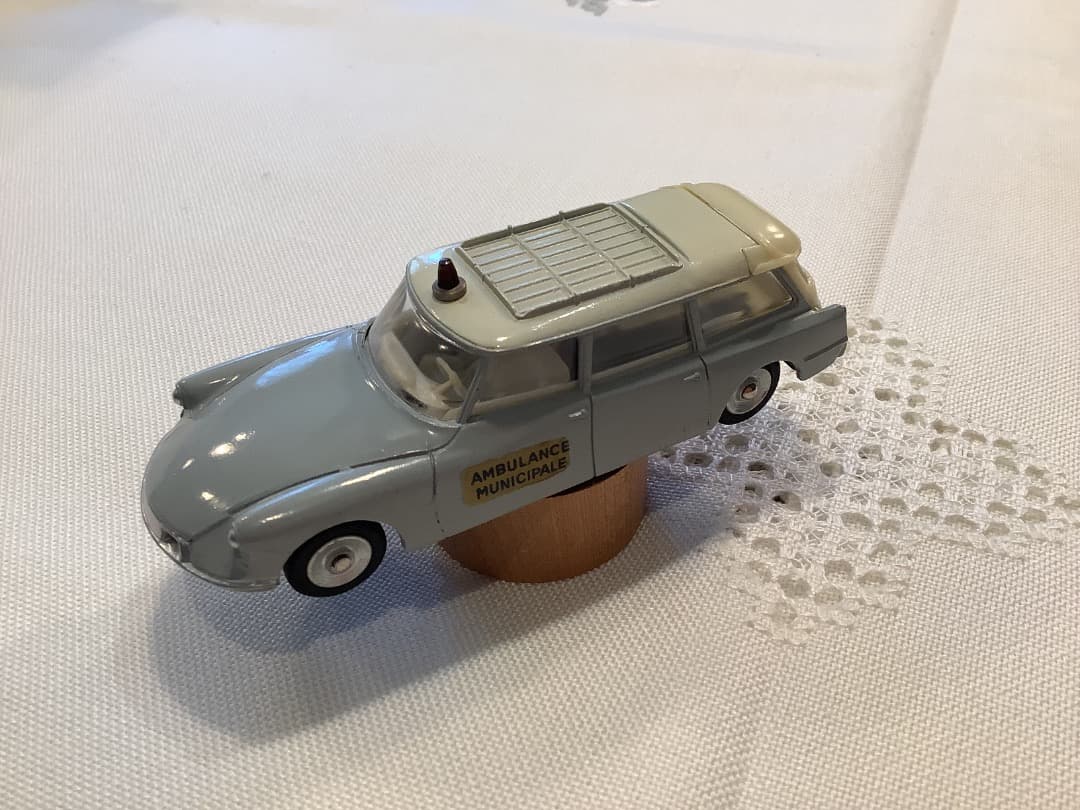 美品　DINKY TOYS シトロエンID 19 AMBULANCEミニカー