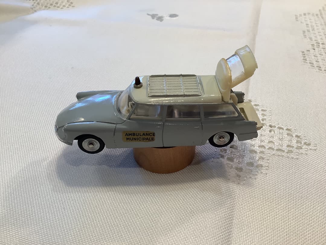 美品　DINKY TOYS シトロエンID 19 AMBULANCEミニカー